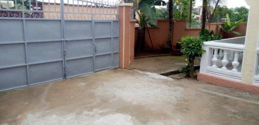 À Bastos, Un Somptueux Duplex Très Haut Standing à louer