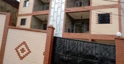 A Nkomkana, Un Immeuble de R+4 nouvellement construit à louer.