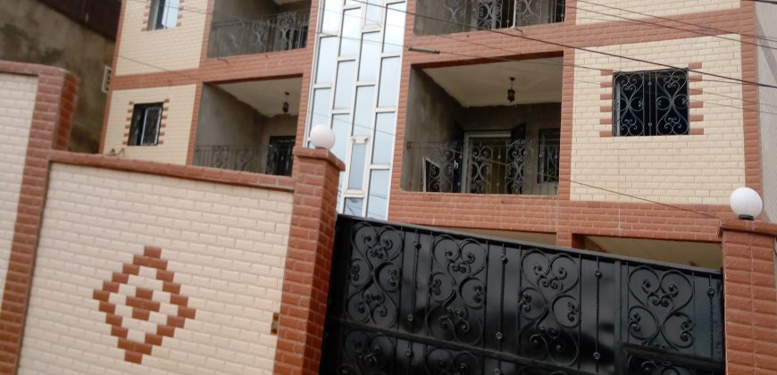 A Nkomkana, Un Immeuble de R+4 nouvellement construit à louer.