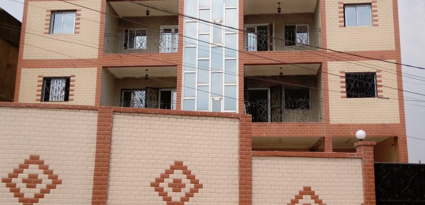 A Nkomkana, Un Immeuble de R+4 nouvellement construit à louer.