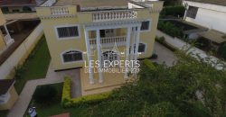 À Bastos Un Somptueux Duplex avec Piscine à louer