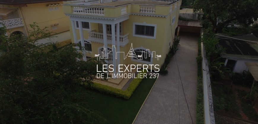 À Bastos Un Somptueux Duplex avec Piscine à louer