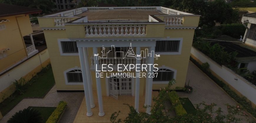 À Bastos Un Somptueux Duplex avec Piscine à louer