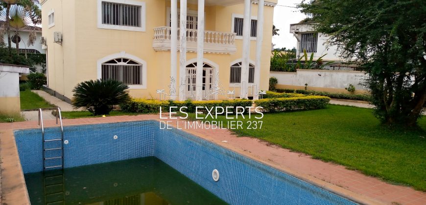 À Bastos Un Somptueux Duplex avec Piscine à louer