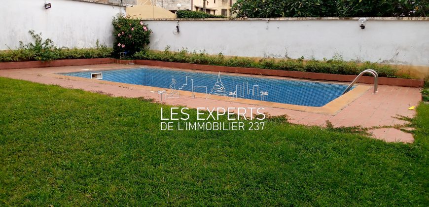 À Bastos Un Somptueux Duplex avec Piscine à louer