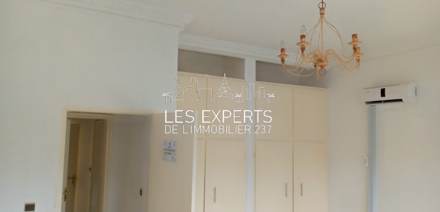 À Bastos Un Somptueux Duplex avec Piscine à louer