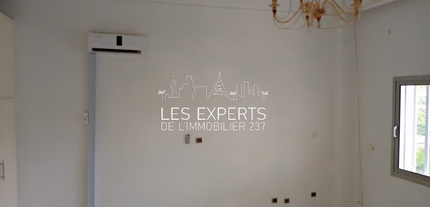 À Bastos Un Somptueux Duplex avec Piscine à louer