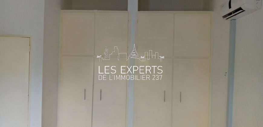 À Bastos Un Somptueux Duplex avec Piscine à louer