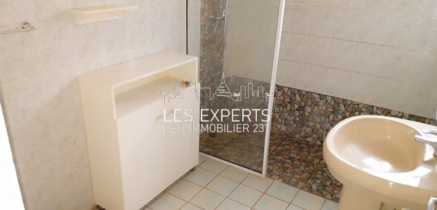 À Bastos Un Somptueux Duplex avec Piscine à louer