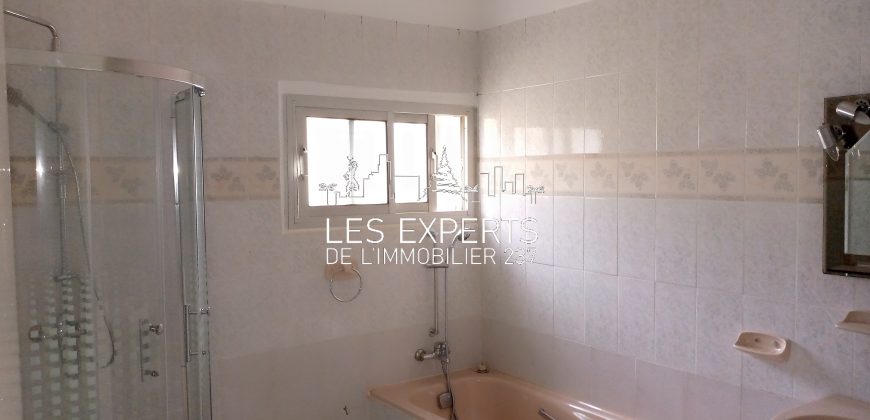 À Bastos Un Somptueux Duplex avec Piscine à louer