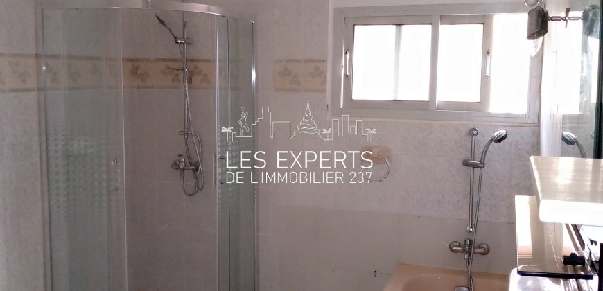 À Bastos Un Somptueux Duplex avec Piscine à louer