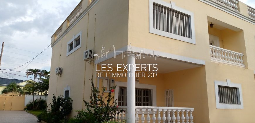 À Bastos Un Somptueux Duplex avec Piscine à louer