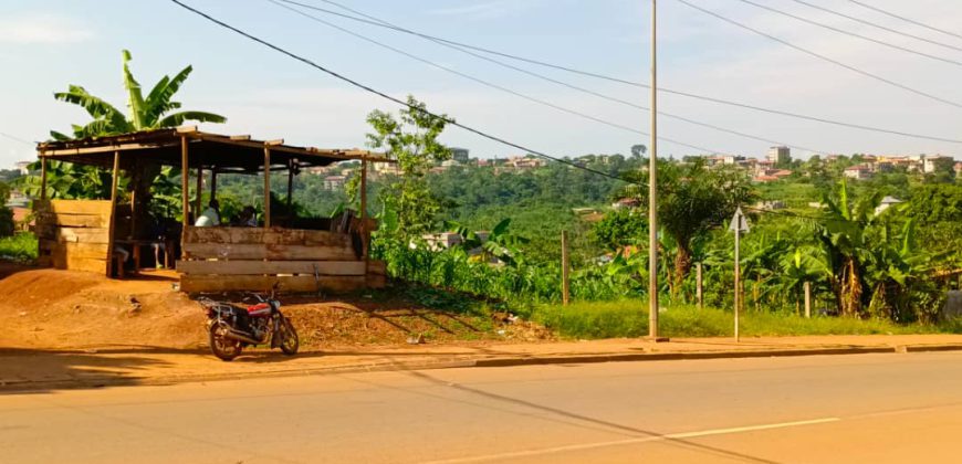 Terrain Commercial de 1000m² donnant sur trois vois à Vendre au Carrefour Tsinga-Village