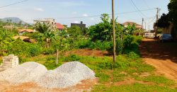 Terrain Commercial de 1000m² donnant sur trois vois à Vendre au Carrefour Tsinga-Village