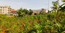 Terrain Commercial de 1000m² donnant sur trois vois à Vendre au Carrefour Tsinga-Village